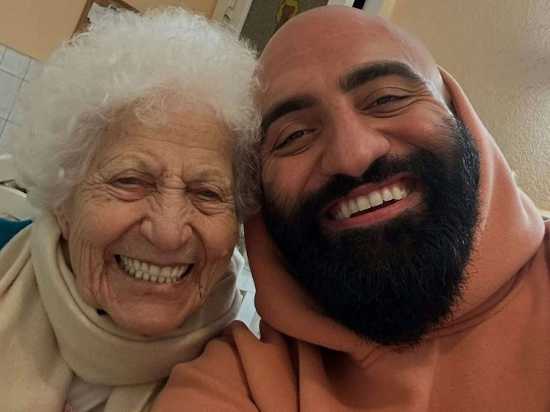 So kannte man Oma Lotti und Pfleger Rashid Hamid: Strahlend und glücklich! Jetzt ist sie im Alter von 93 Jahren gestorben.