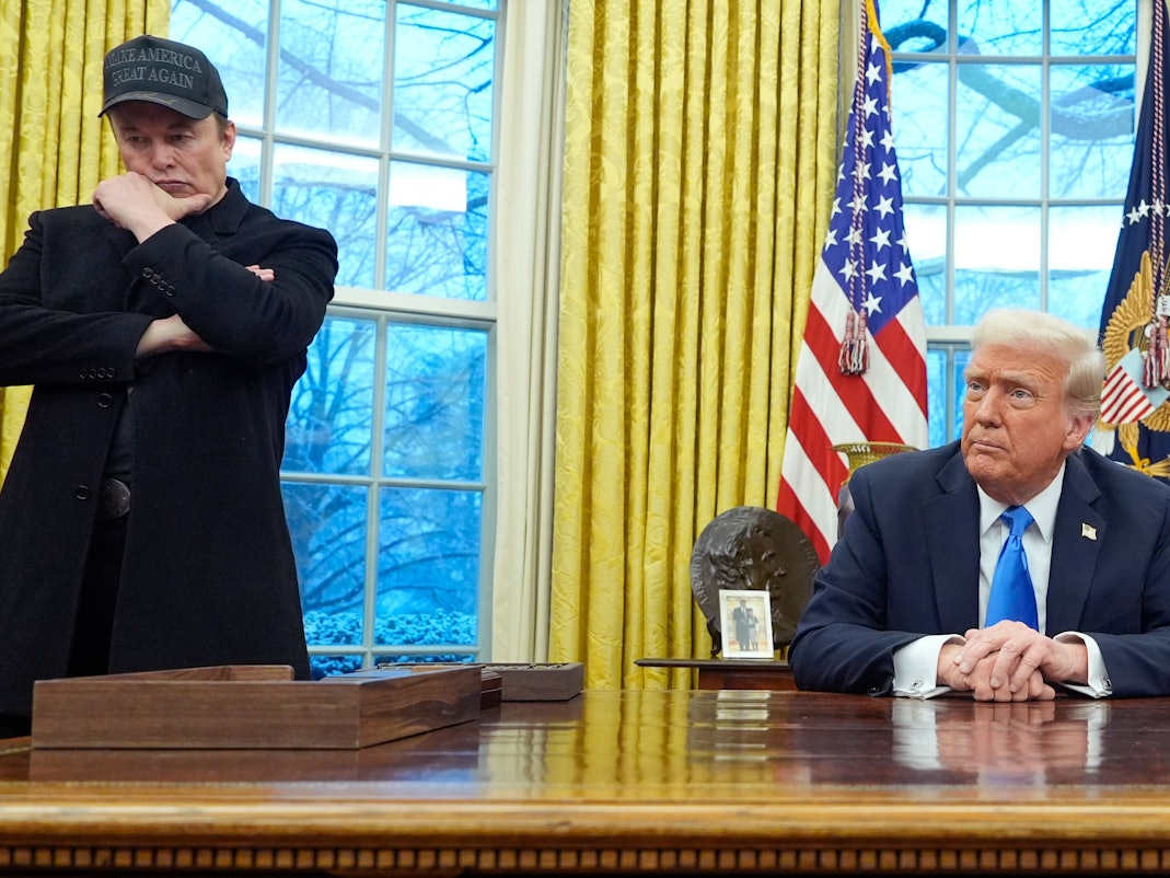 Elon Musk hört zu, während US-Präsident Donald Trump mit Reportern im Oval Office im Weißen Haus spricht.