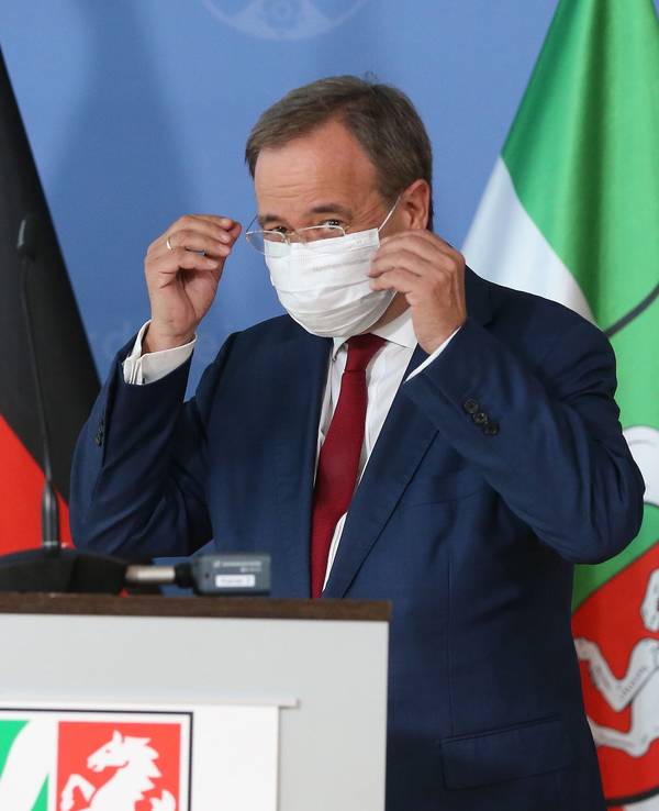 Nordrhein-Westfalens ehemaliger Ministerpräsident Armin Laschet (CDU) steht im August 2021 mit einer Maske bei einer Pressekonferenz vor der Presse in Düsseldorf. Fünf Jahre nach dem Ausbruch der Pandemie in zieht er eine selbstkritische Bilanz.