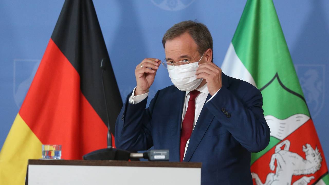 Nordrhein-Westfalens ehemaliger Ministerpräsident Armin Laschet (CDU) steht im August 2021 mit einer Maske bei einer Pressekonferenz vor der Presse in Düsseldorf. Fünf Jahre nach dem Ausbruch der Pandemie in zieht er eine selbstkritische Bilanz.