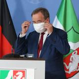 Nordrhein-Westfalens ehemaliger Ministerpräsident Armin Laschet (CDU) steht im August 2021 mit einer Maske bei einer Pressekonferenz vor der Presse in Düsseldorf. Fünf Jahre nach dem Ausbruch der Pandemie in zieht er eine selbstkritische Bilanz.