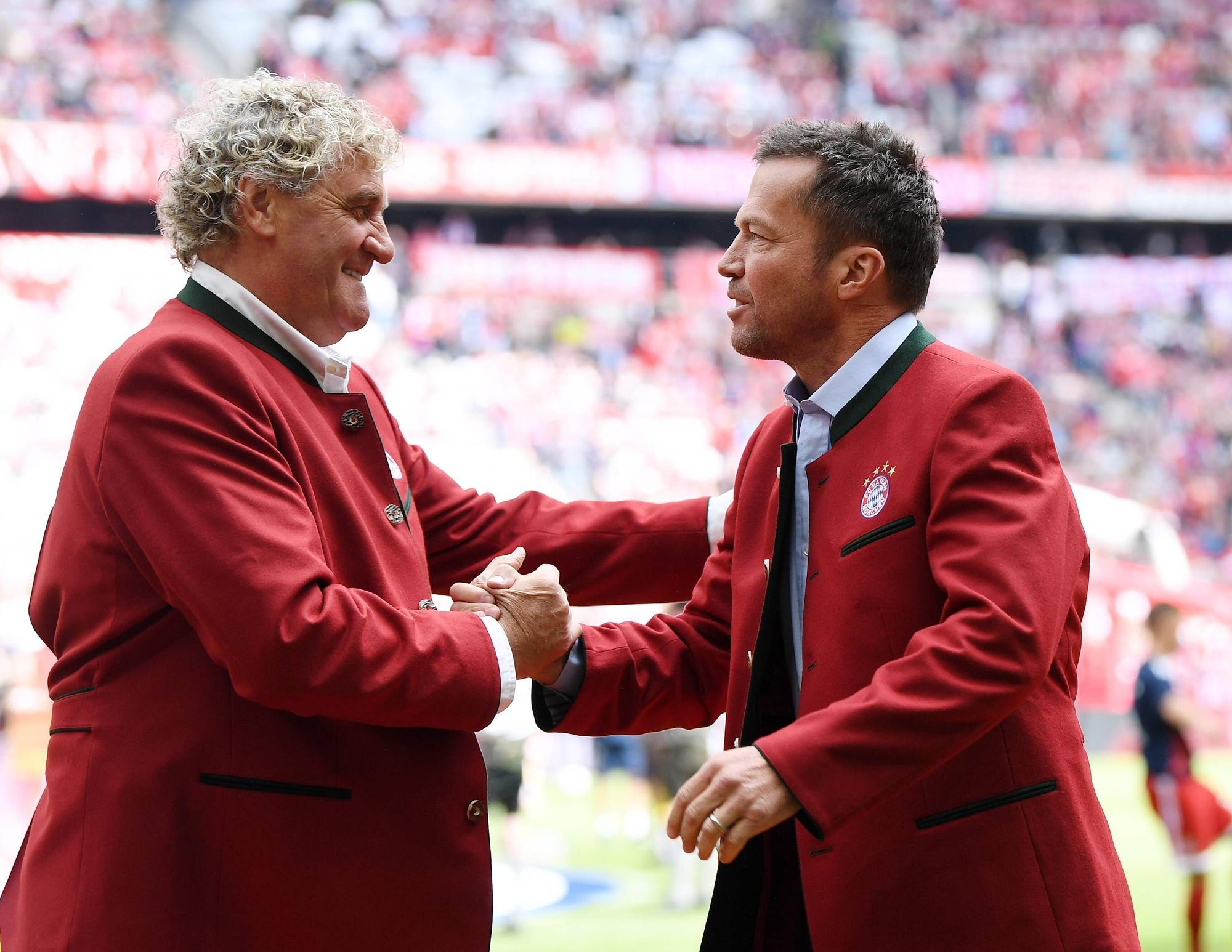 Jean-Marie Pfaff und Lothar Matthäus begrüßen sich mit Handschlag.