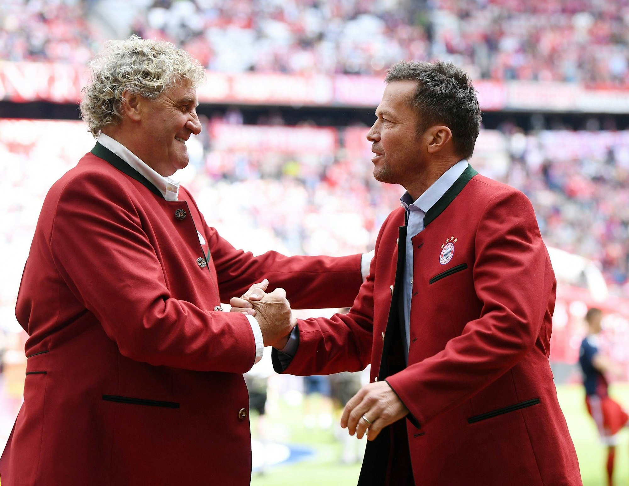 Jean-Marie Pfaff und Lothar Matthäus begrüßen sich mit Handschlag.