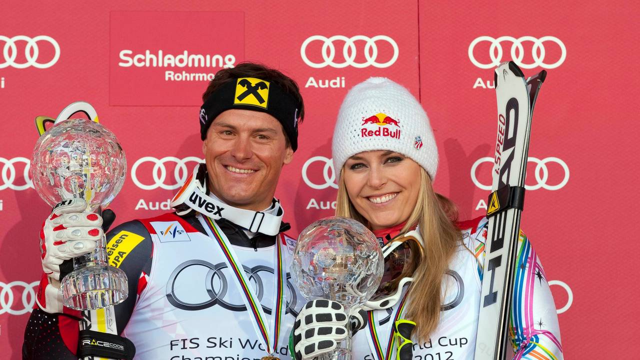 Ivica Kostelic und Lindsey Vonn poiseren mit der kleinen Kristallkugel.