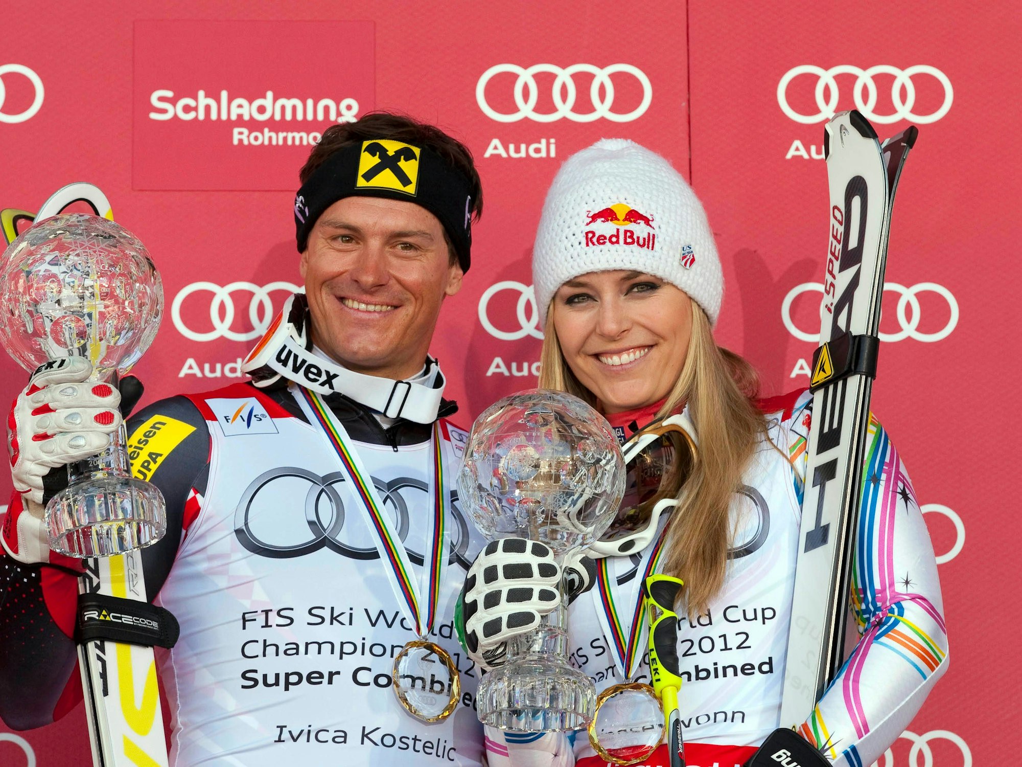 Ivica Kostelic und Lindsey Vonn poiseren mit der kleinen Kristallkugel.