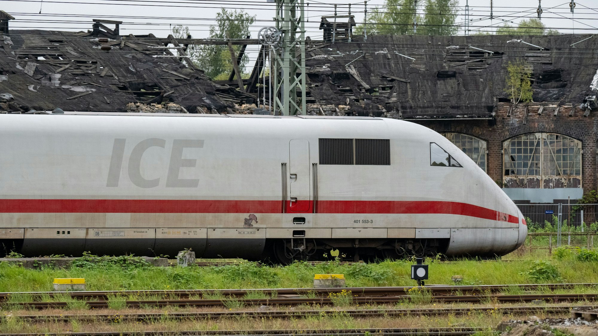 ARCHIV - 17.09.2024, Mecklenburg-Vorpommern, Stralsund: Ein Zug steht auf einem Gleis im Hauptbahnhof von Stralsund. (zu dpa: «ICE wegen Bedrohung in Gifhorn geräumt - Mann in Gewahrsam») Foto: Stefan Sauer/dpa +++ dpa-Bildfunk +++