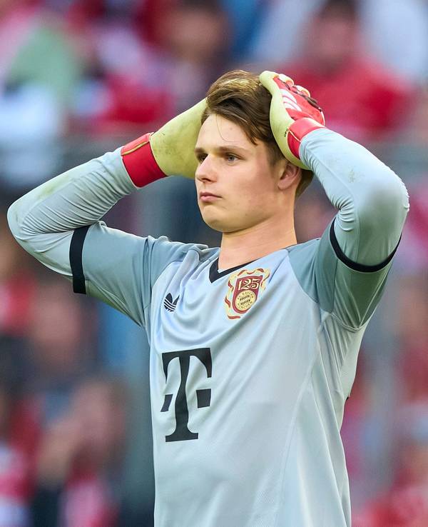Jonas Urbig greift sich an den Kopf.