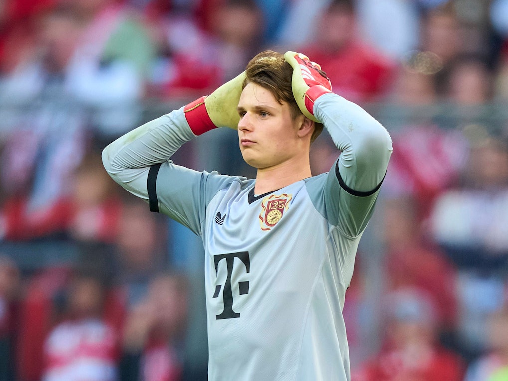 Jonas Urbig greift sich an den Kopf.