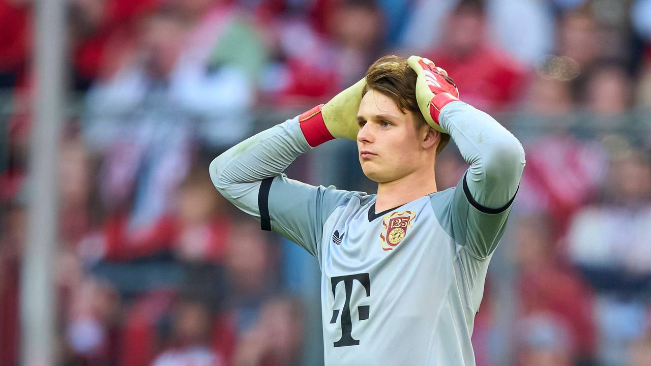 Jonas Urbig greift sich an den Kopf.
