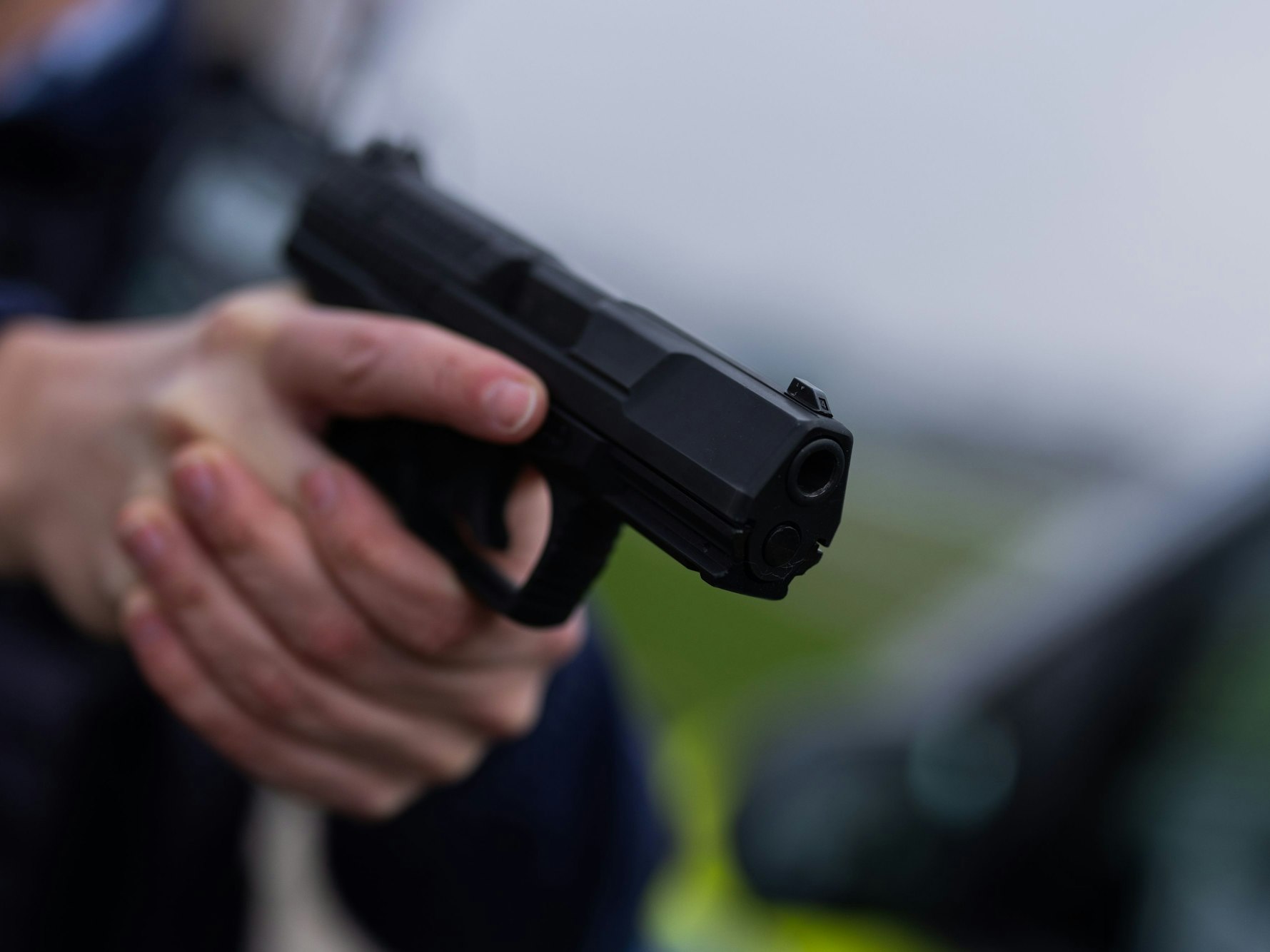 Ein Polizist hält eine Pistole vom Typ Walther P99 in den Händen