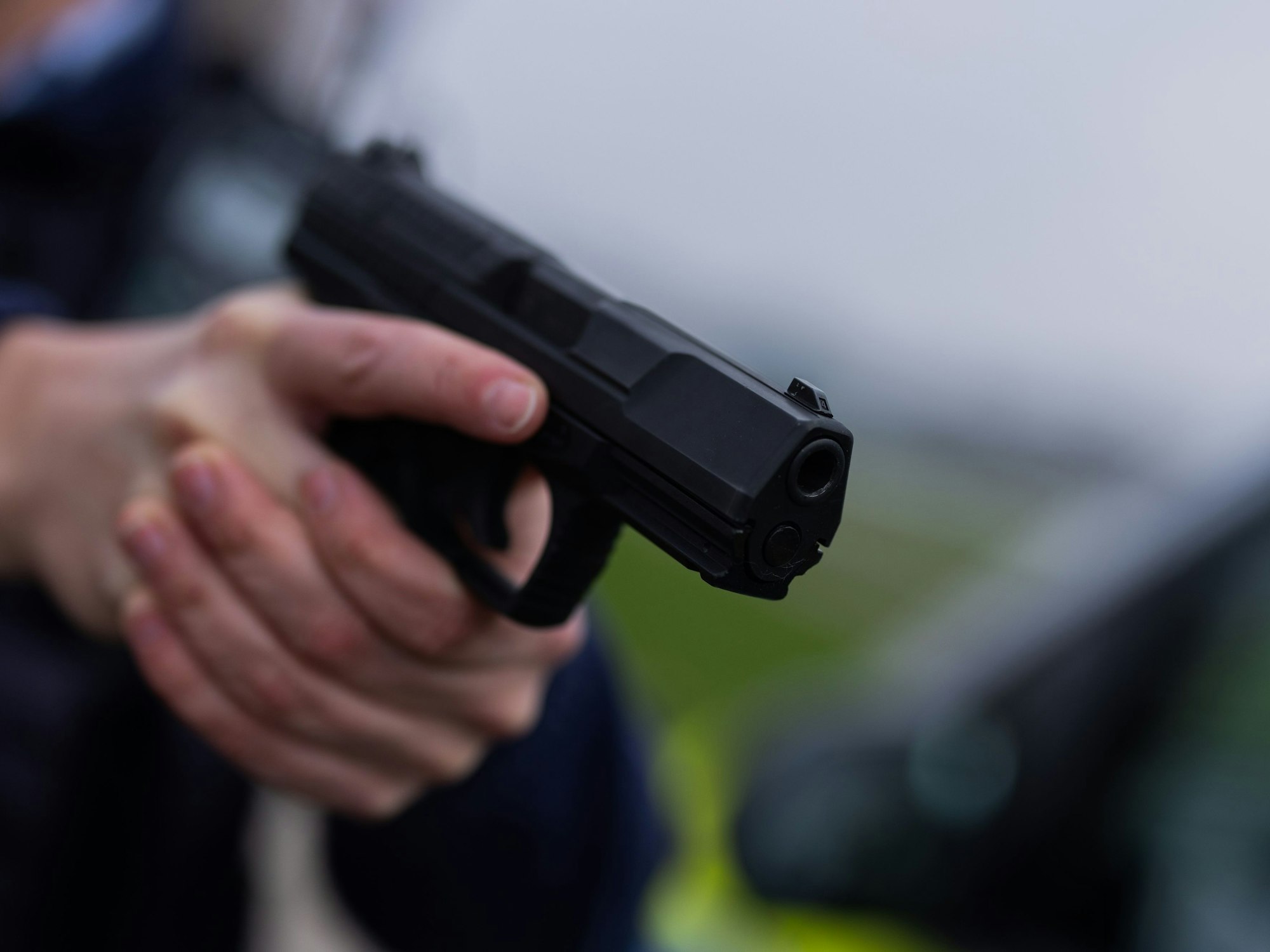 Ein Polizist hält eine Pistole vom Typ Walther P99 in den Händen