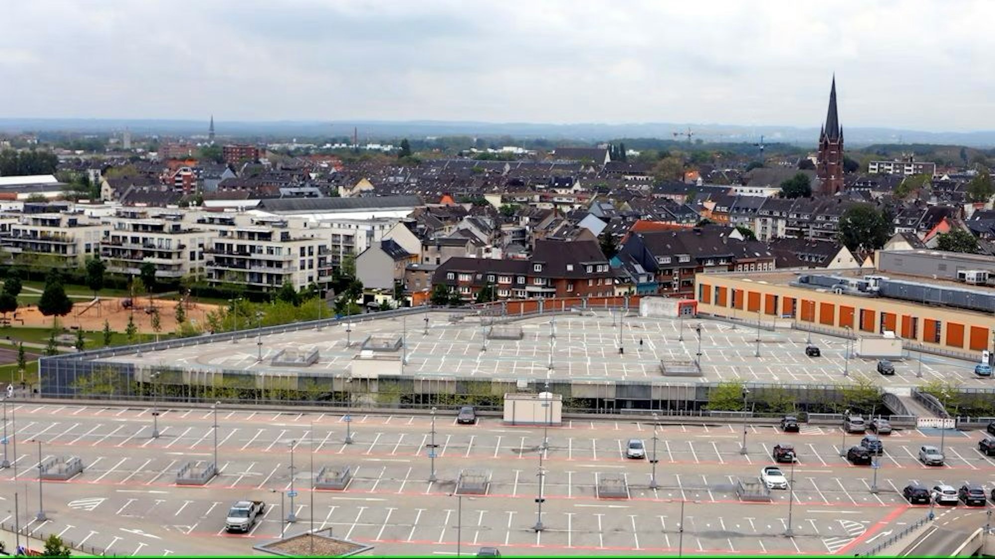Blick von oben auf eine große Parkplatzfläche.