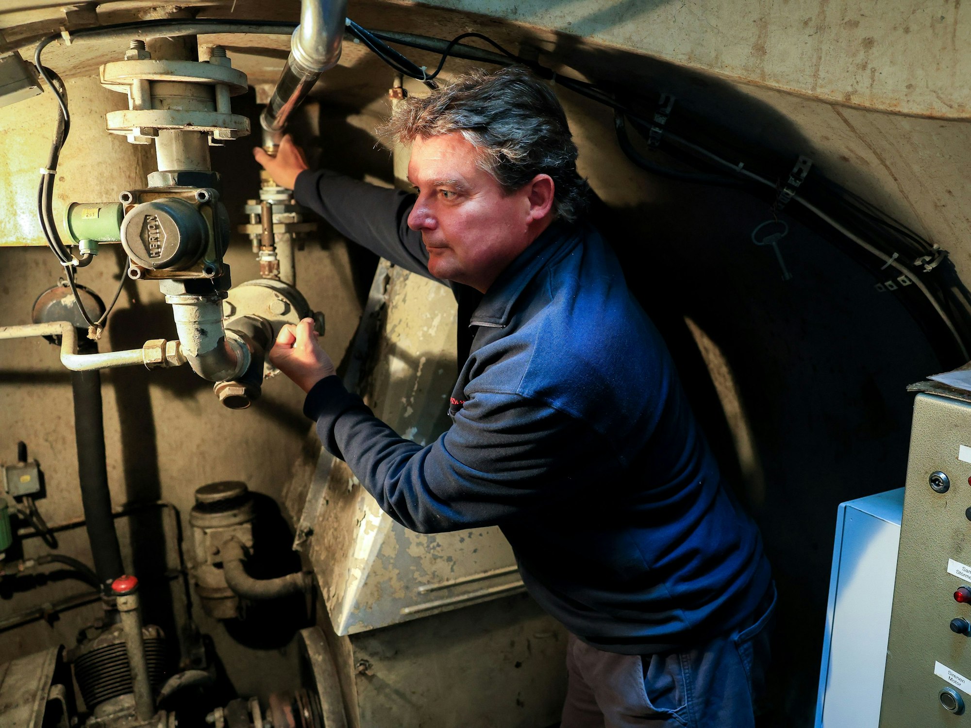 Am 11. September 2024 überprüft Guido Rahm, von der Feuerwehr Köln, eine Pressluftsirene an der Lisa-Meitner-Gesamtschule in Köln.