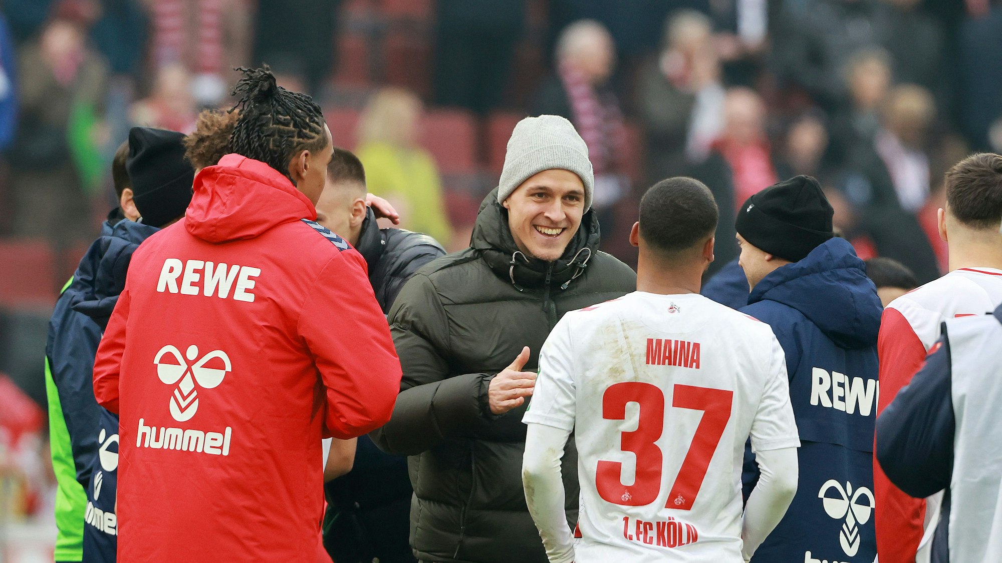 Timo Hübers spricht nach einem Spiel mit Linton Maina.