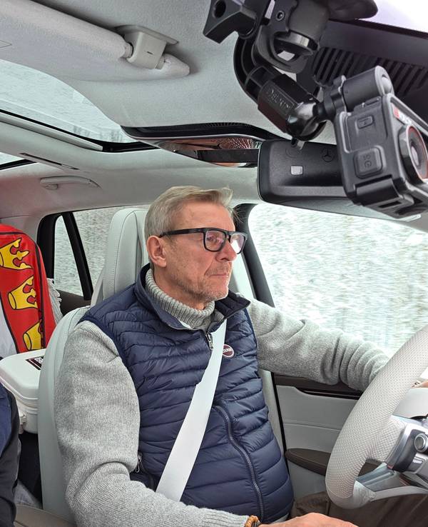 Sascha Zöller (l.) und sein Kumpel Erk von Conrady nahmen an einer Rallye quer durch Nordeuropa teil. Die Köln-Flagge war dabei natürlich mit im Gepäck.