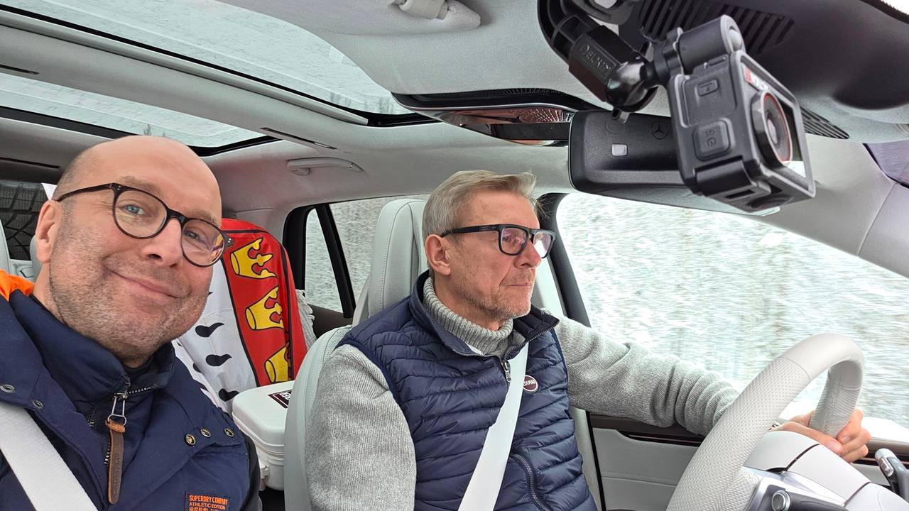 Sascha Zöller (l.) und sein Kumpel Erk von Conrady nahmen an einer Rallye quer durch Nordeuropa teil. Die Köln-Flagge war dabei natürlich mit im Gepäck.