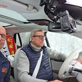 Sascha Zöller (l.) und sein Kumpel Erk von Conrady nahmen an einer Rallye quer durch Nordeuropa teil. Die Köln-Flagge war dabei natürlich mit im Gepäck.