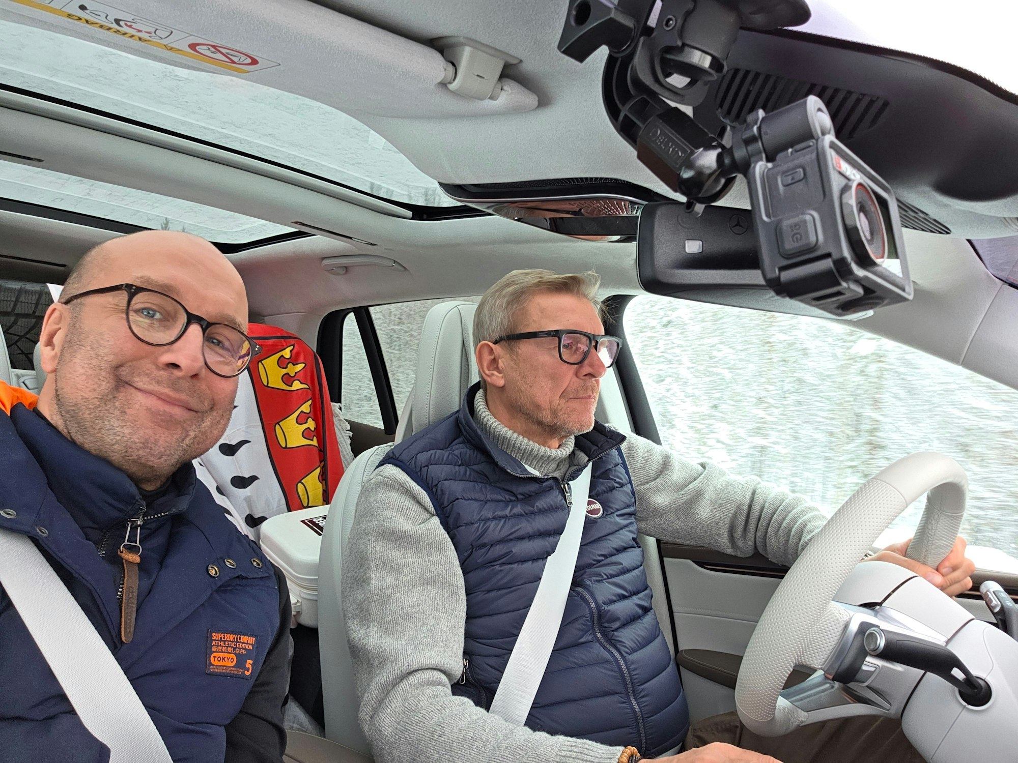 Sascha Zöller (l.) und sein Kumpel Erk von Conrady nahmen an einer Rallye quer durch Nordeuropa teil. Die Köln-Flagge war dabei natürlich mit im Gepäck.