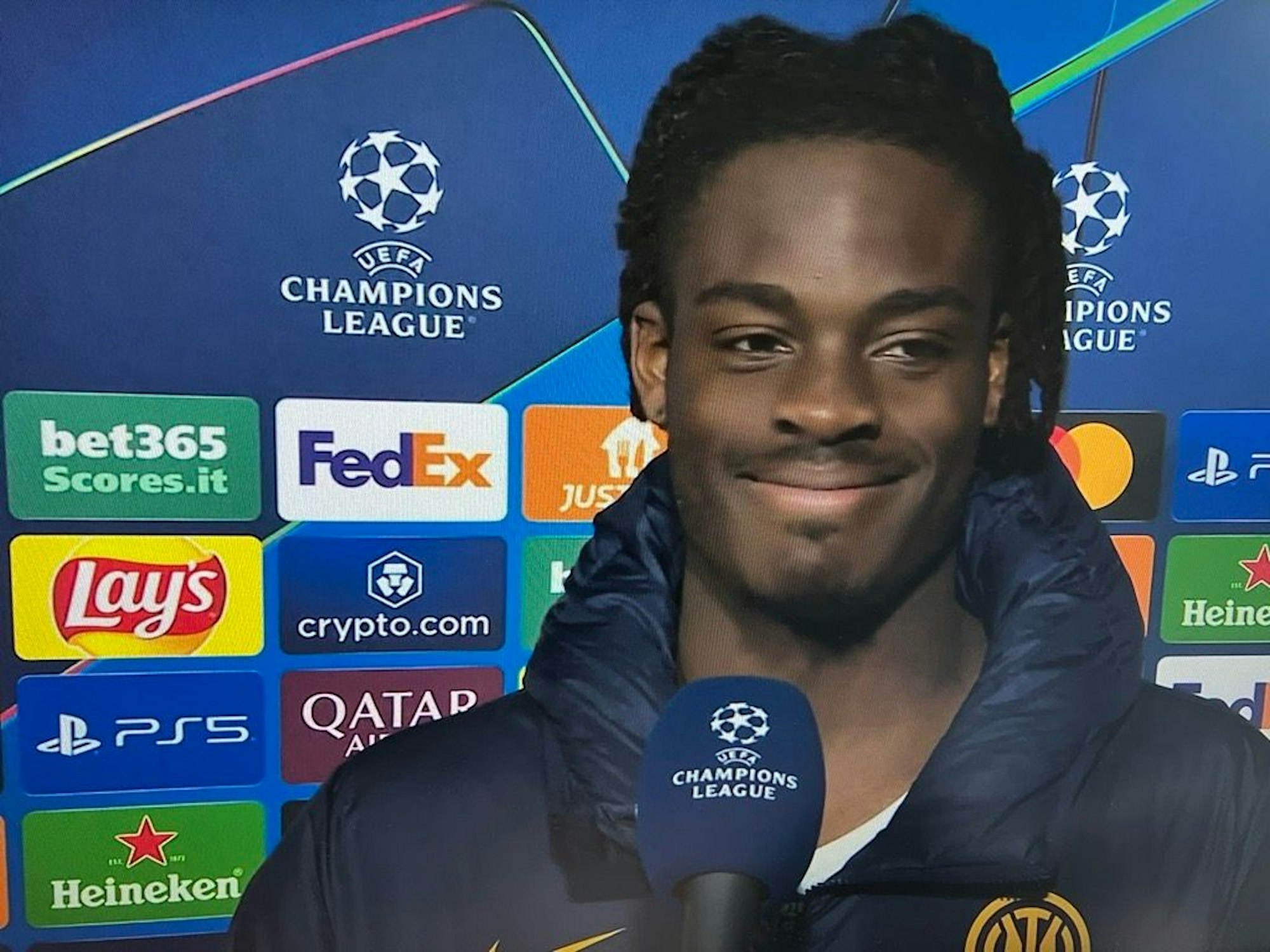 Yann Bisseck grinst bei einem Interview.