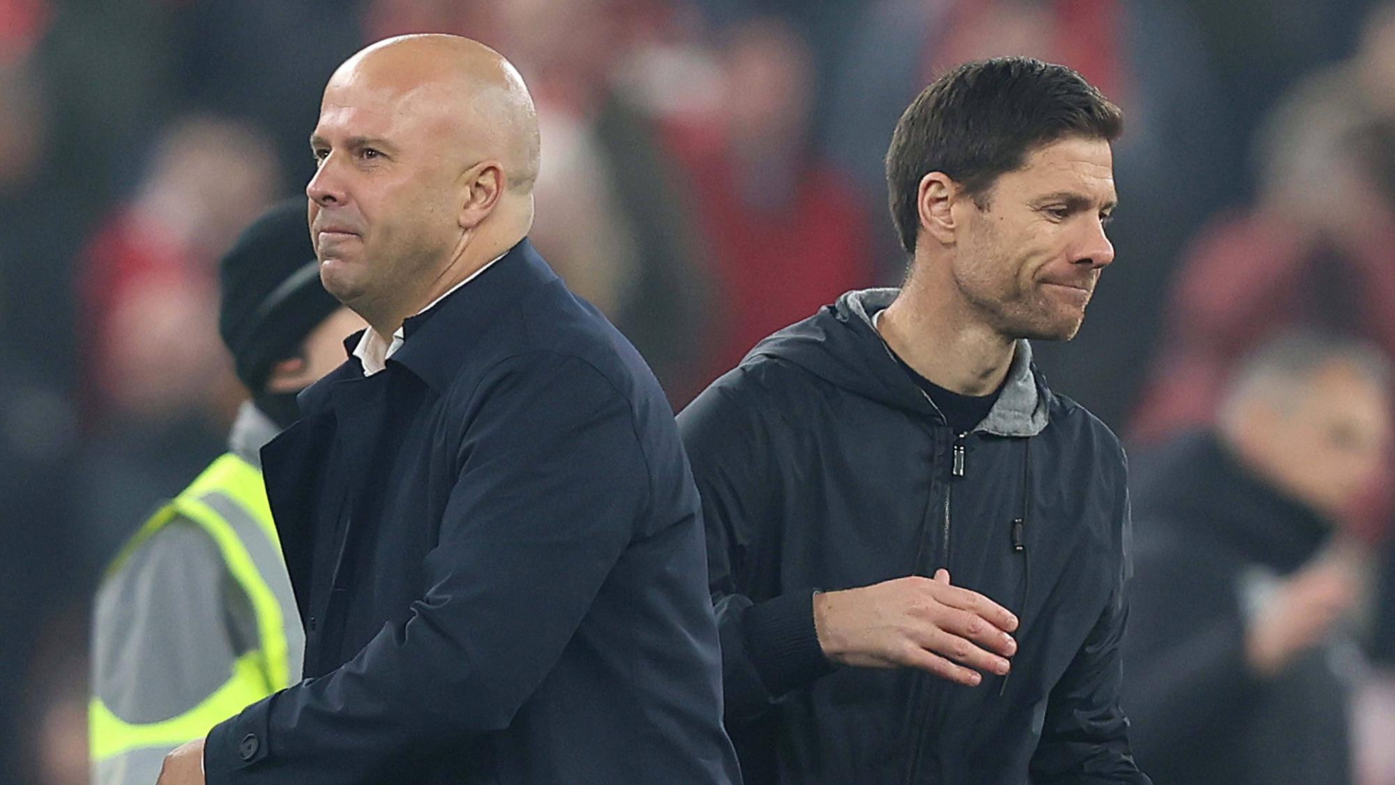 Arne Slot und Xabi Alonso nach dem Duell zwischen Liverpool und Leverkusen am 5. November 2024 in der Champions League.