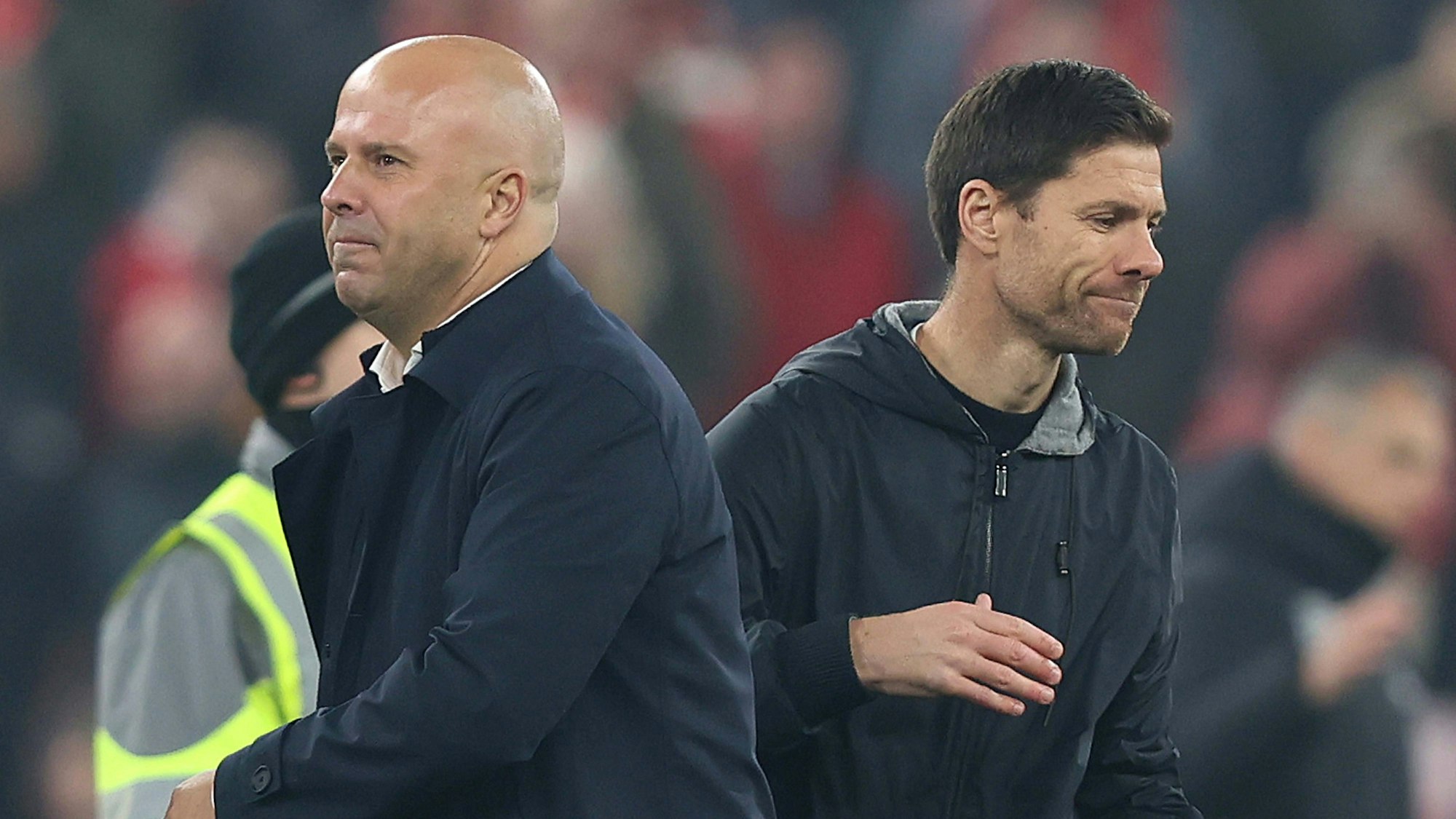 Arne Slot und Xabi Alonso nach dem Duell zwischen Liverpool und Leverkusen am 5. November 2024 in der Champions League.