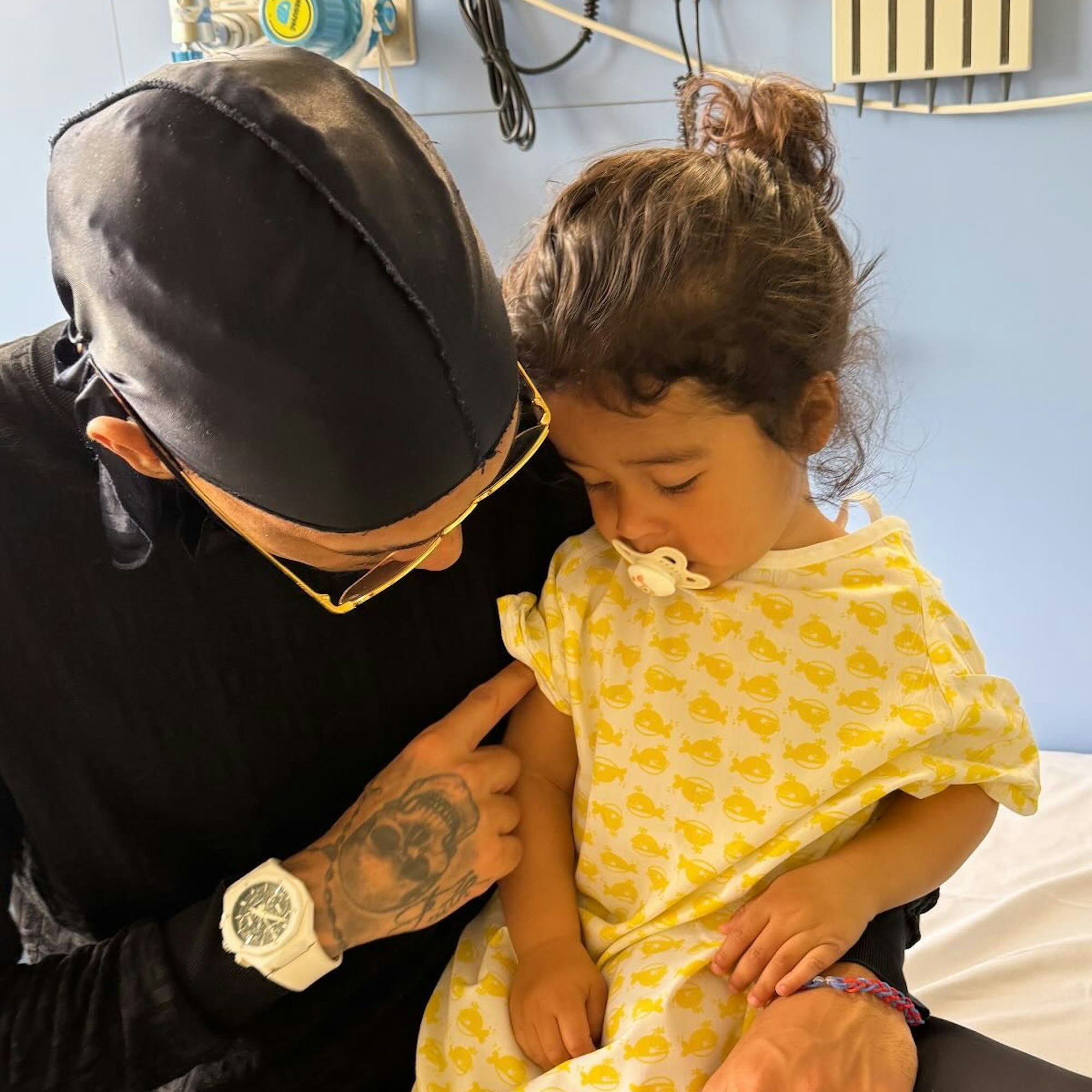 Raphinha mit Söhnchen Gael im Krankenhaus.