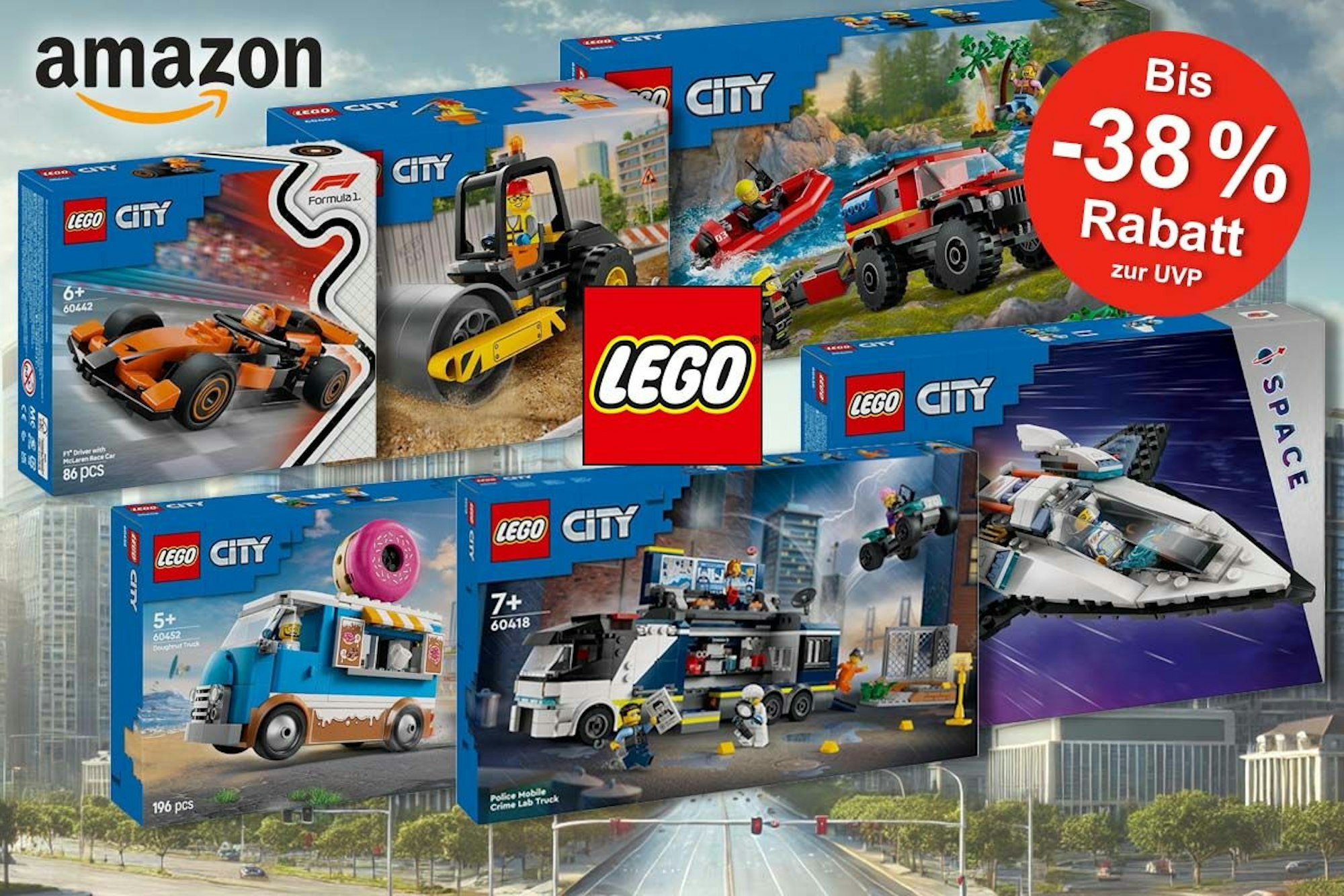 Lego City Sets, darunter Fahrzeuge der Themen Feuerwehr, Polizei, Nutzfahrzeuge, Formel 1 und Raumschiff der Space-Serie, auch aktuelle Lego Neuheiten. Im Hintergrund das Bild einer Großstadt.