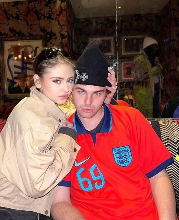 Zu sehen sind Model Leni Klum und ihr Freund Aris Rachevsky auf einer privaten Aufnahme, welche Leni auf ihrem Instagram teilte.