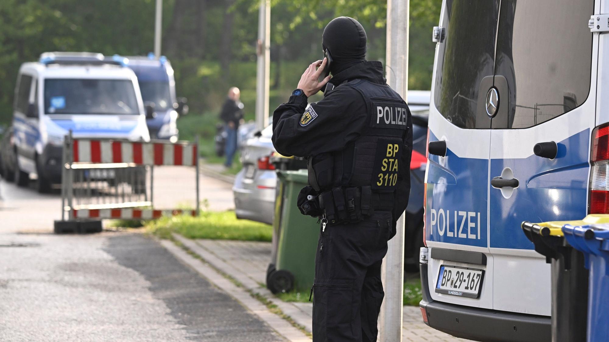 Düren: Polizisten durchsuchen in der Nähe der Innenstadt Wohnungen und Häuser im Rahmen einer Razzia gegen Schleuserkriminalität.