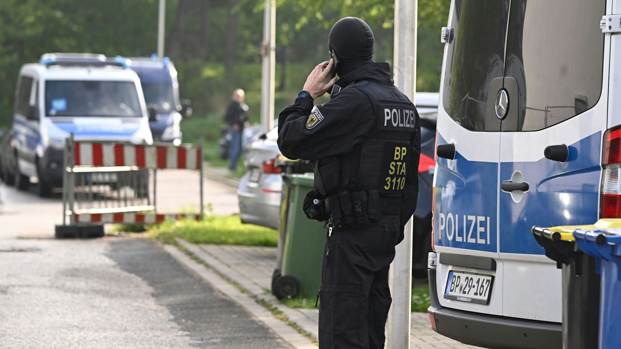 Düren: Polizisten durchsuchen in der Nähe der Innenstadt Wohnungen und Häuser im Rahmen einer Razzia gegen Schleuserkriminalität.