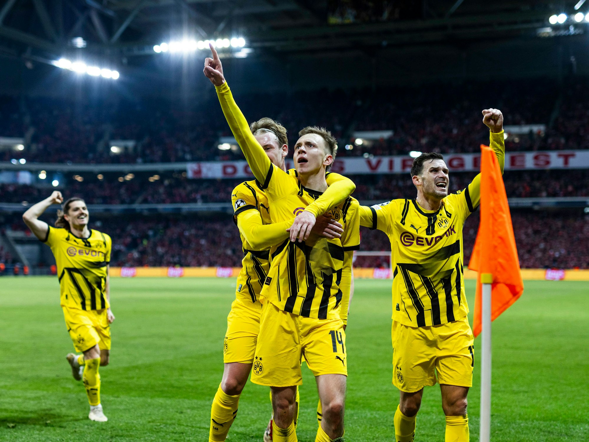 Die Spieler von Borussia Dortmund bejubelten am Mittwochabend (12. März 2025) den Treffer zum 2:1 gegen Lille.