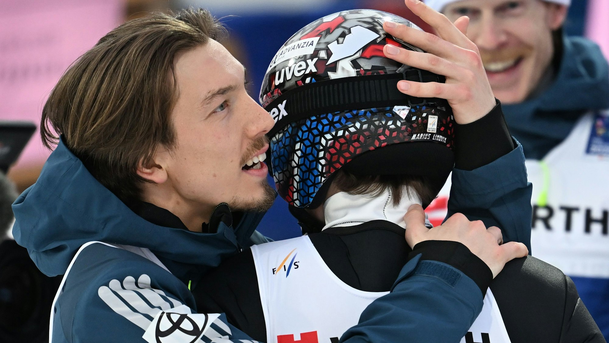 Johann Andre Forfang (l) umarmt Marius Lindvik.
