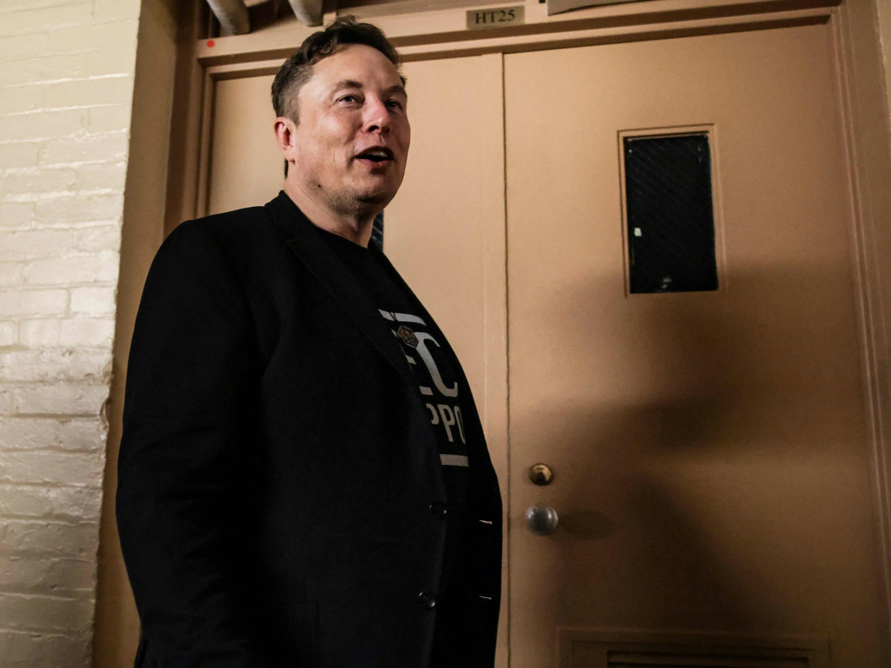 Elon Musk (hier am 5. März im Keller des Kapitols) hat die Aufgabe bekommen, Staatsausgaben zu senken. Er setzt einen radikalen Kündigungskurs um.