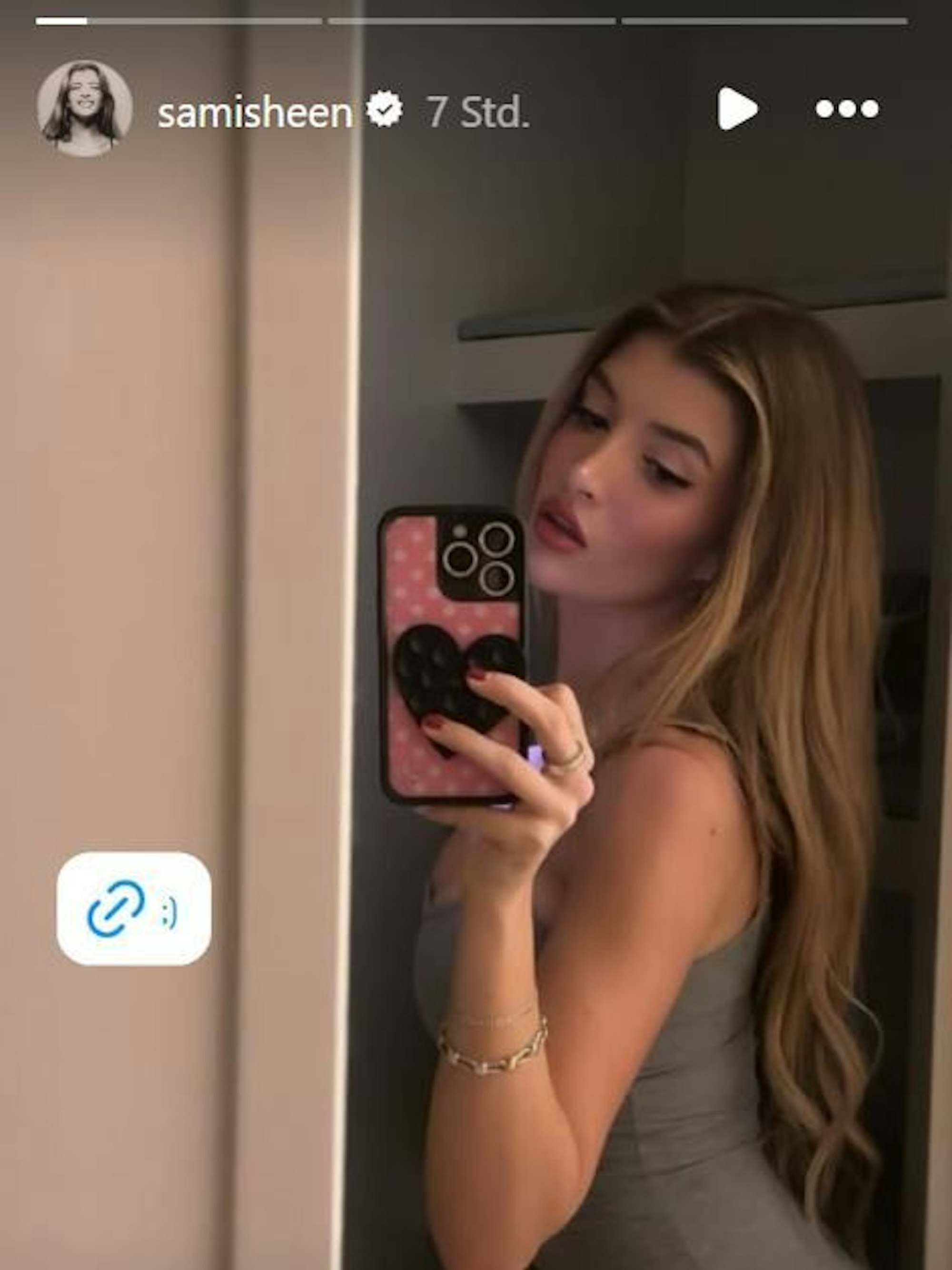 Zu sehen ist ein Screenshoot von einer Instagram-Story der Erotik-Influencerin Sami Sheen, welche sexy für die Kamera posiert.