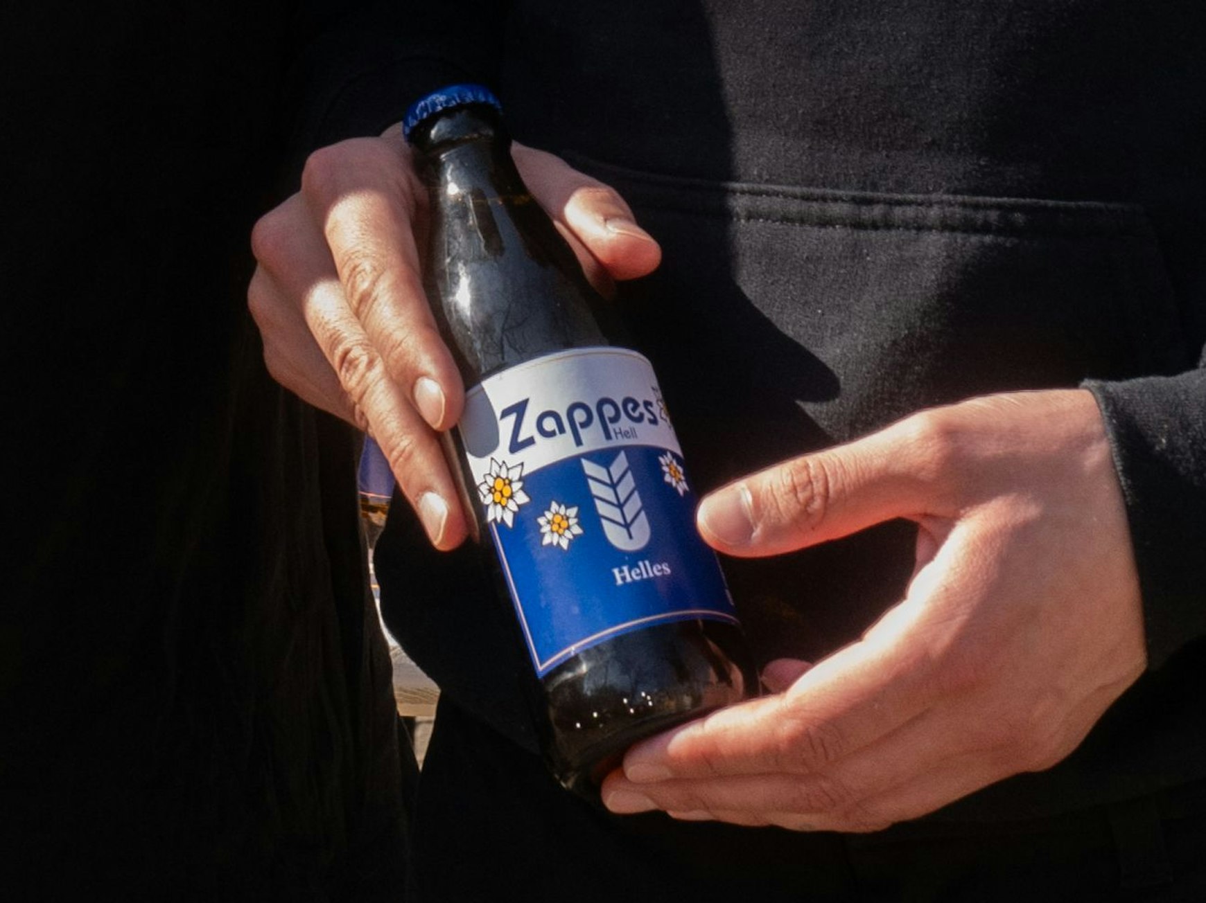 Eine Bierflasche wird in die Kamera gezeigt.