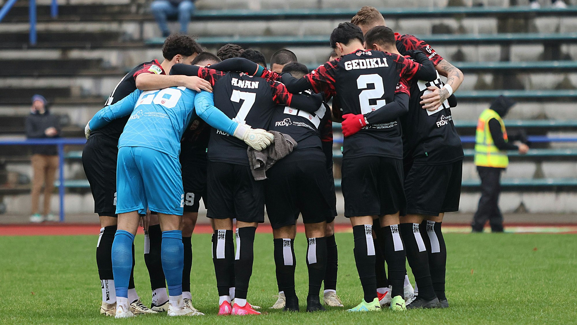 Die Mannschaft von Türkspor Dortmund beim Spiel gegen den MSV Duisburg im Kreis.