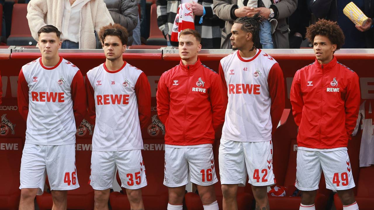 1. FC Köln gegen Fortuna Düsseldorf: Kölns Wechselspieler von links: Emin Kujovic, Max Finkgräfe, Marvin Obuz, Damion Downs und Neo Telle.