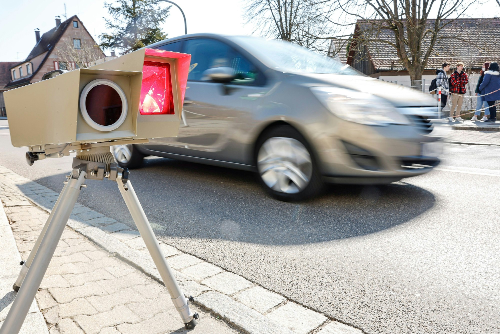 ARCHIV - 28.08.2022, Bayern, Wendelstein: Ein Geschwindigkeitsmessgerät löst vor einer Schule bei einem Auto aus. (zu dpa: «Zu schnell oder bei Rot über die Ampel: Teure Verstöße») Foto: Daniel Löb/dpa +++ dpa-Bildfunk +++