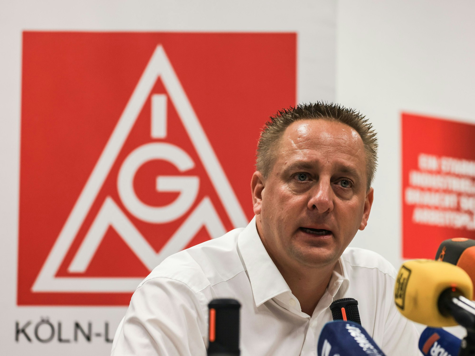 Benjamin Gruschka, Vorsitzender des Gesamtbetriebsrates der Ford Werke, spricht auf einer Pressekonferenz in Köln.