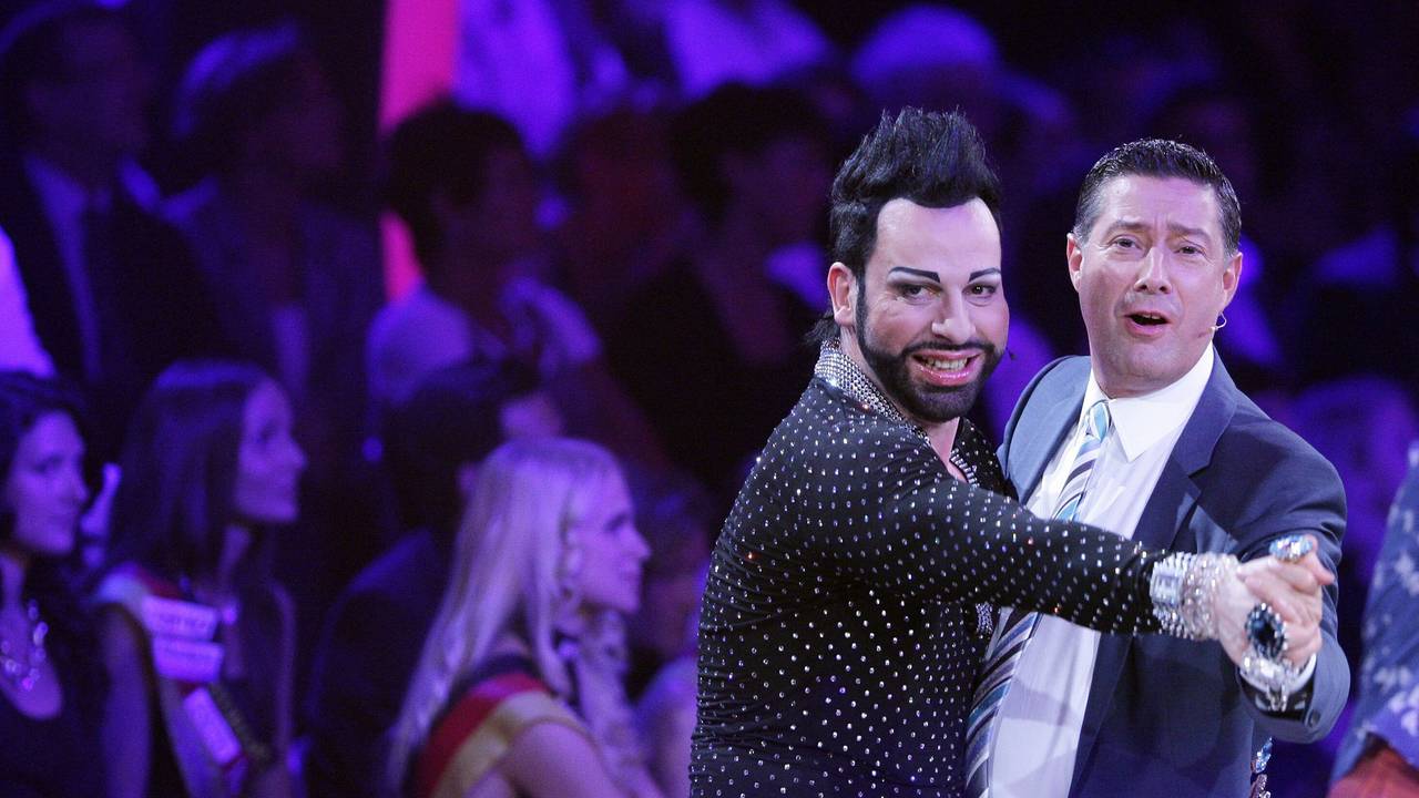 Die Jurymitglieder Harald Glööckler und Joachim Llambi tanzen am Mittwoch (27.04.2011) im Coloneum in Köln. Fünf Stars wagten sich in der RTL-Tanzshow "Let's Dance" mit ihren Tanzpartnern auf das Tanzparkett.