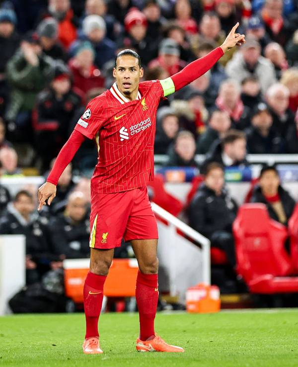 Liverpool-Kapitän Virgil van Dijk gibt auf dem Platz Anweisungen.