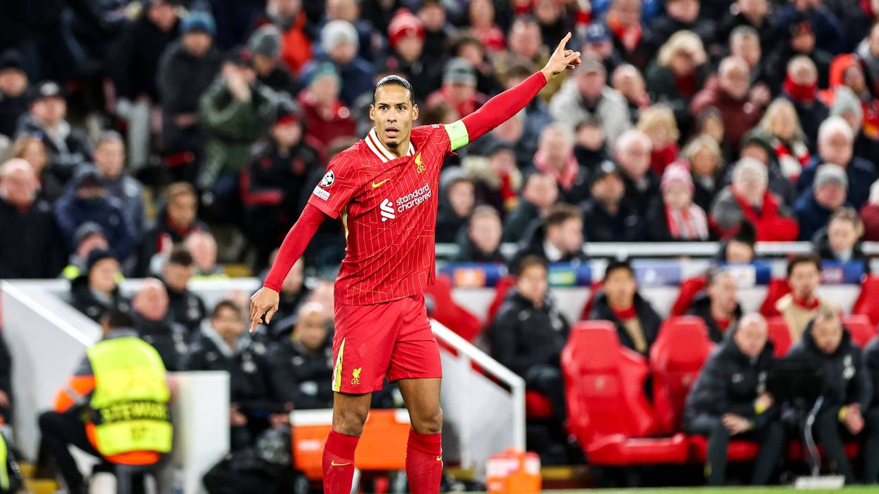 Liverpool-Kapitän Virgil van Dijk gibt auf dem Platz Anweisungen.