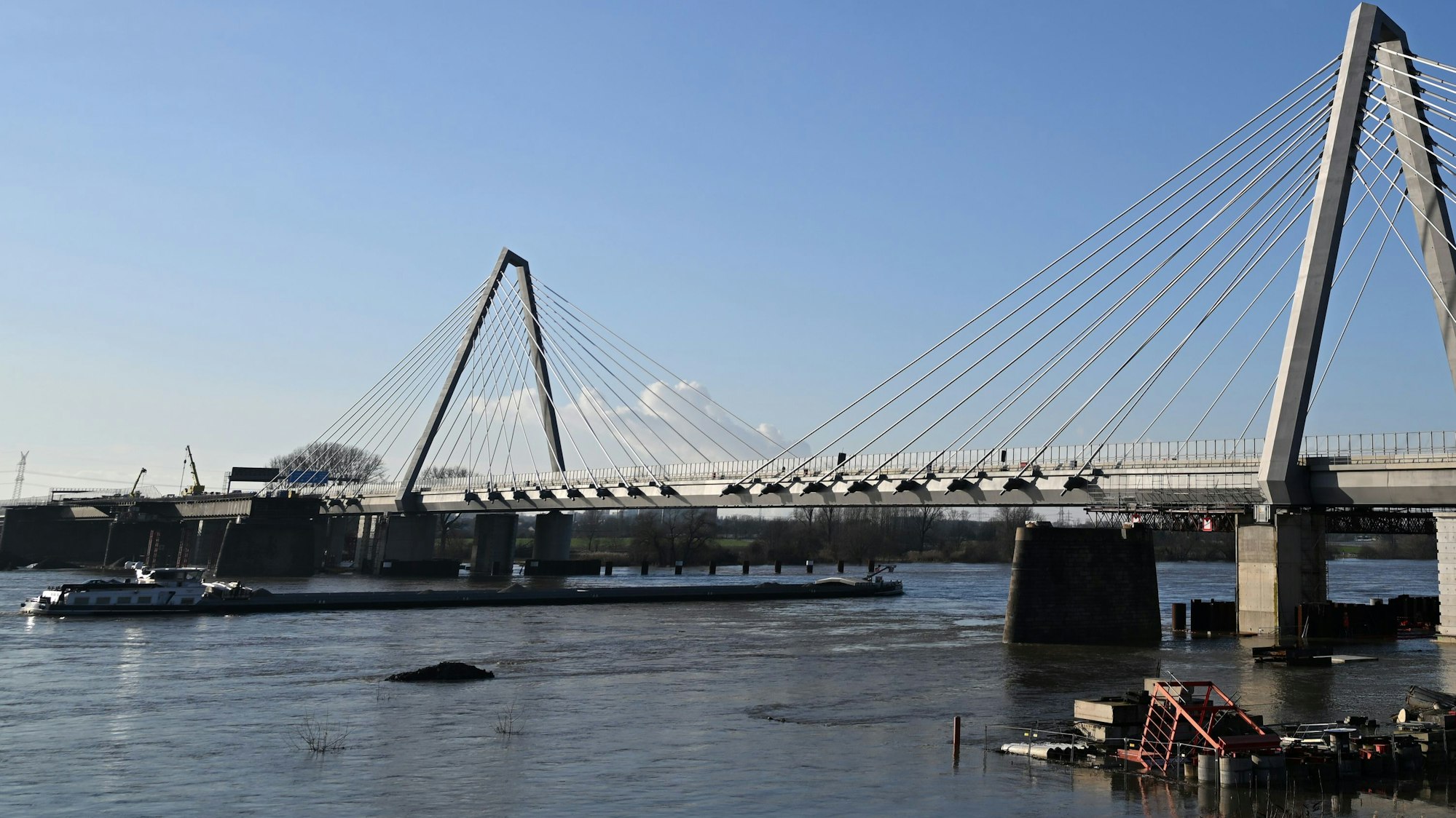 A1-Sperrung: Die Rheinbrücke Leverkusen wird betroffen sein. Das Symbolbild wurde 2025 im Januar aufgenommen. Ein Schiff fährt auf dem Rhein unter der Leverkusener Brücke.