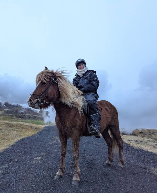 EXPRESS-Redakteurin Laura Schmidl auf einem Islandpferd