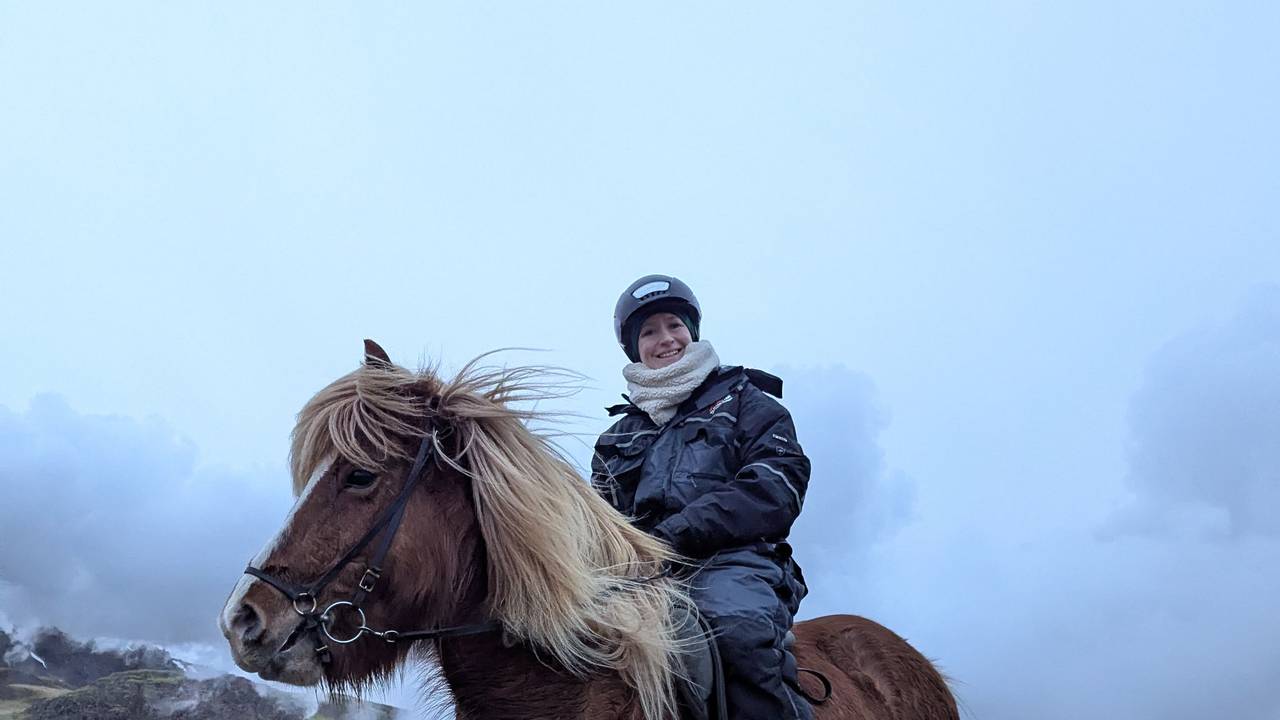 EXPRESS-Redakteurin Laura Schmidl auf einem Islandpferd