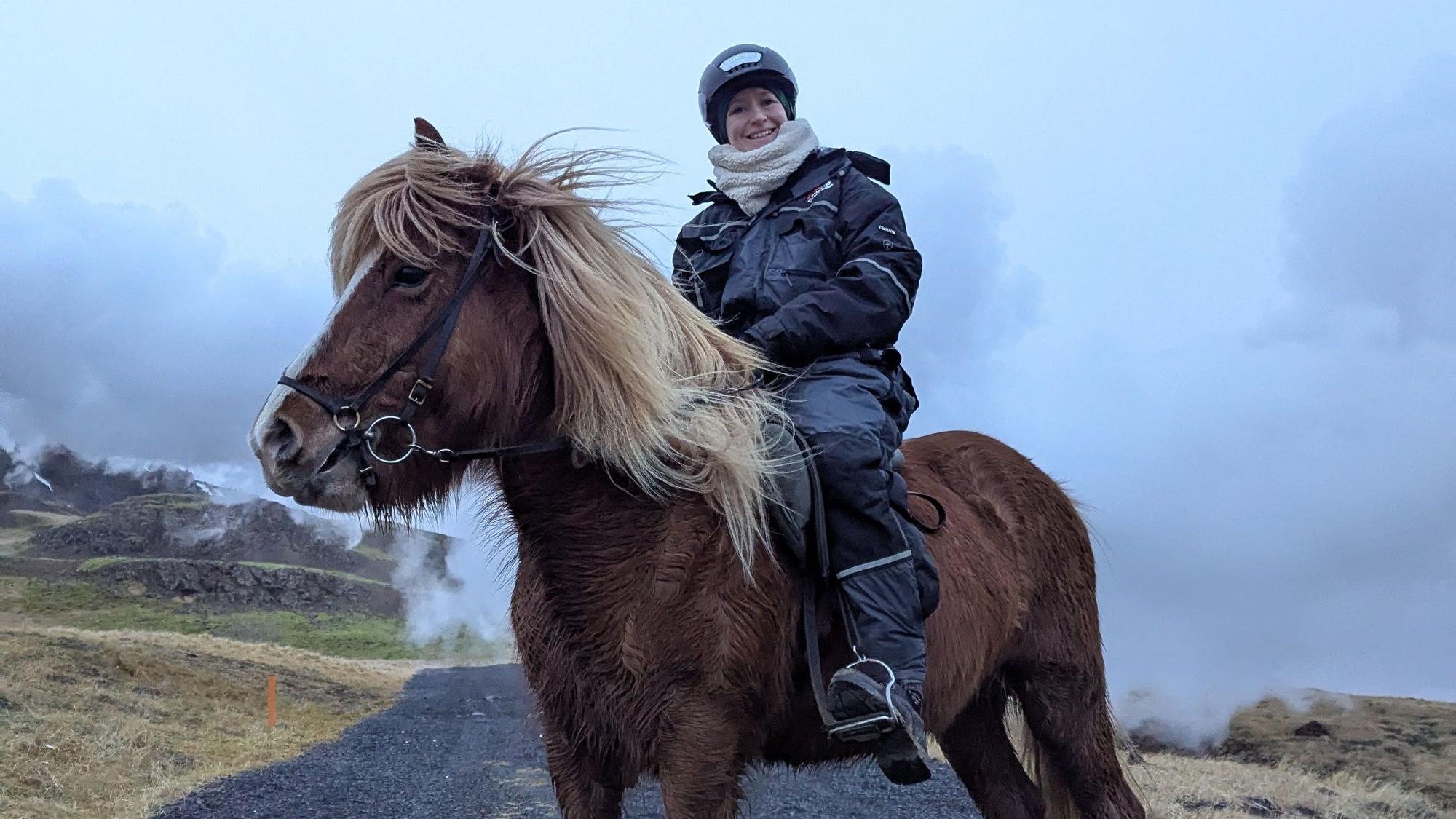 EXPRESS-Redakteurin Laura Schmidl auf einem Islandpferd