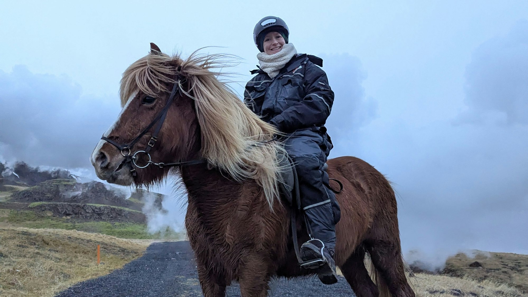 EXPRESS-Redakteurin Laura Schmidl auf einem Islandpferd