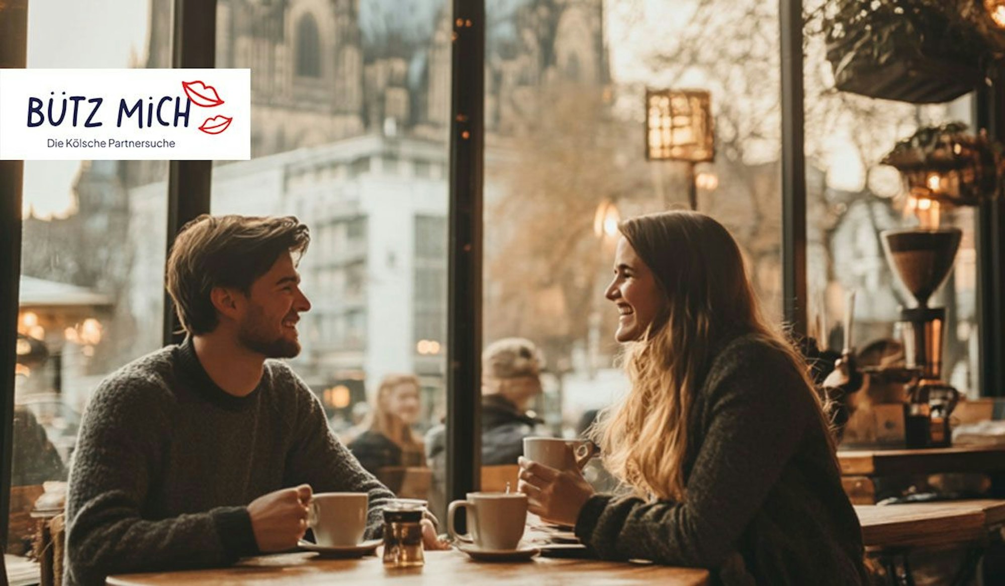 Ein Paar sitz gemeinsam bei ihrem ersten Date in einem Café in Köln