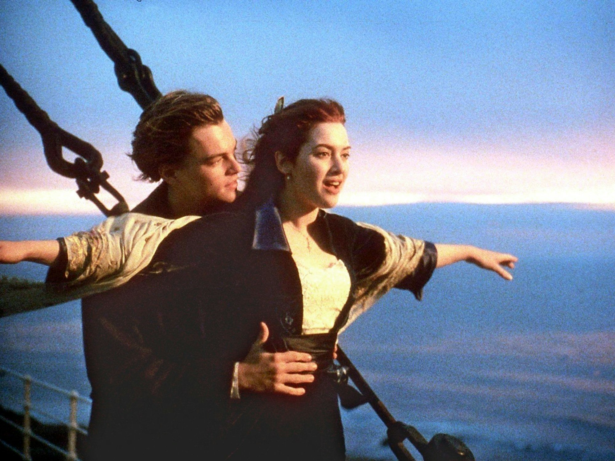 Leonardo DiCaprio und Kate Winslet in einer Filmszene von „Titanic“.