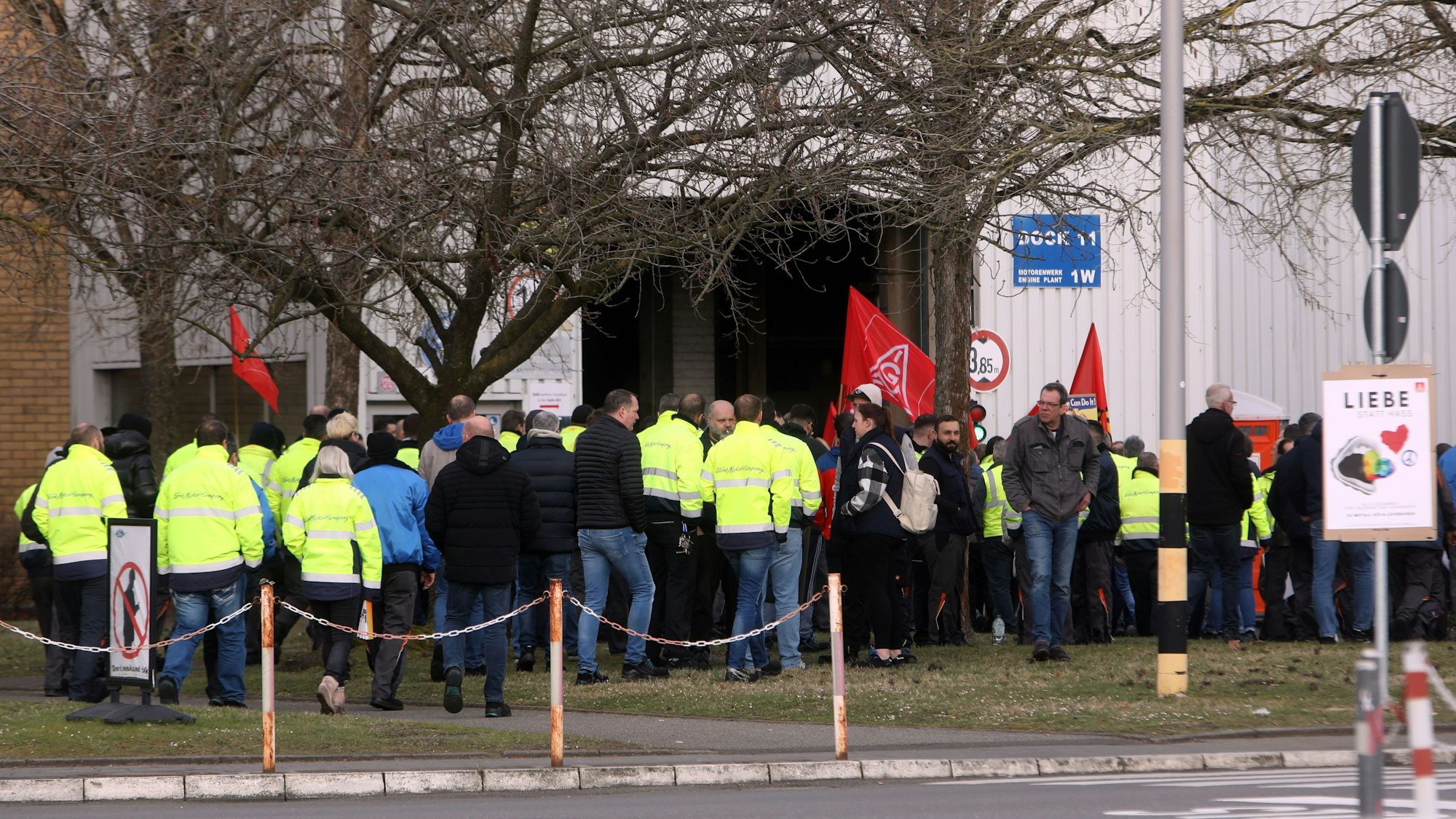Ford-Mitarbeitende auf dem Weg zur Betriebsversammlung am 12. März 2025